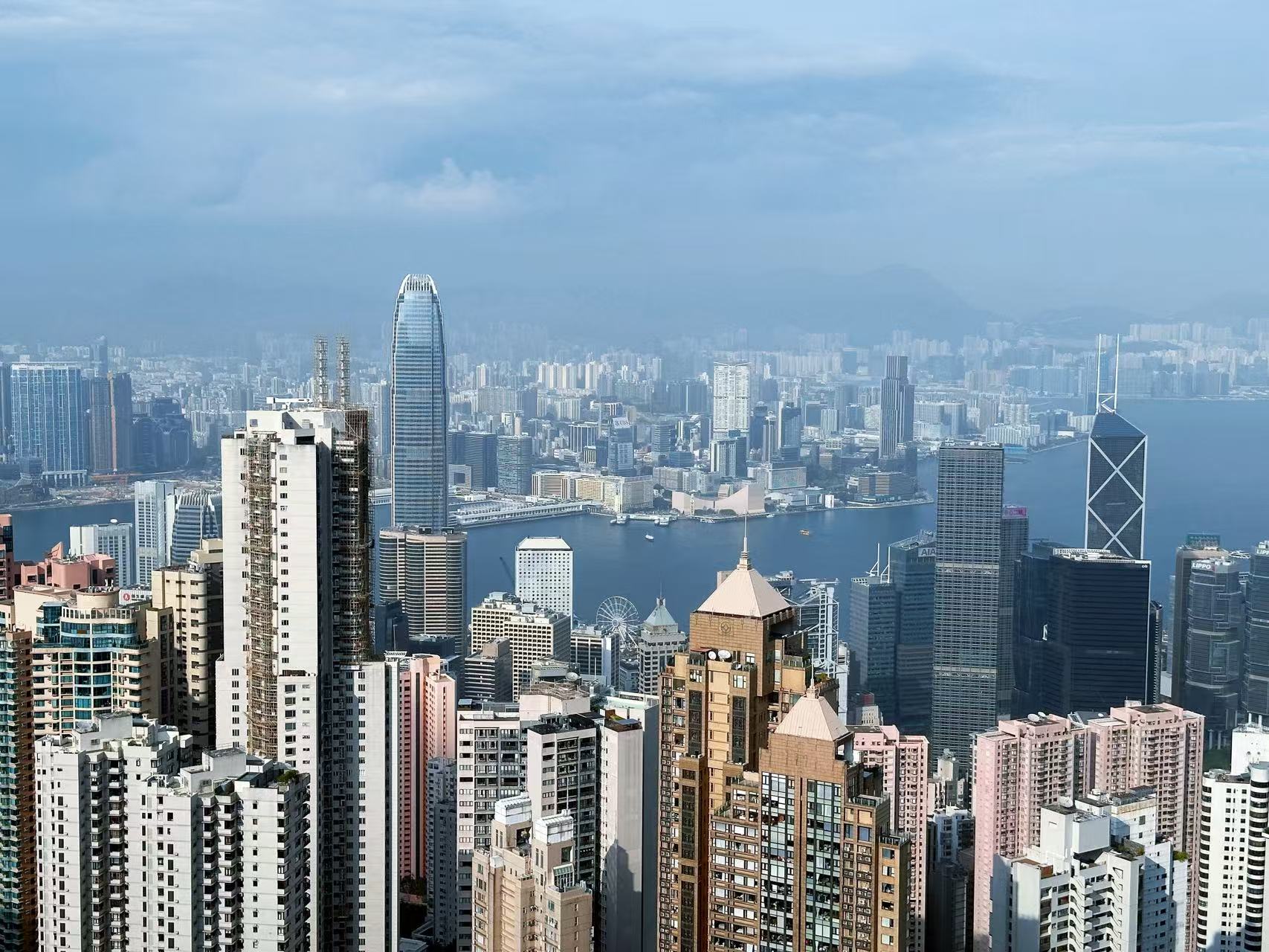 从高处俯瞰香港城市与维多利亚港